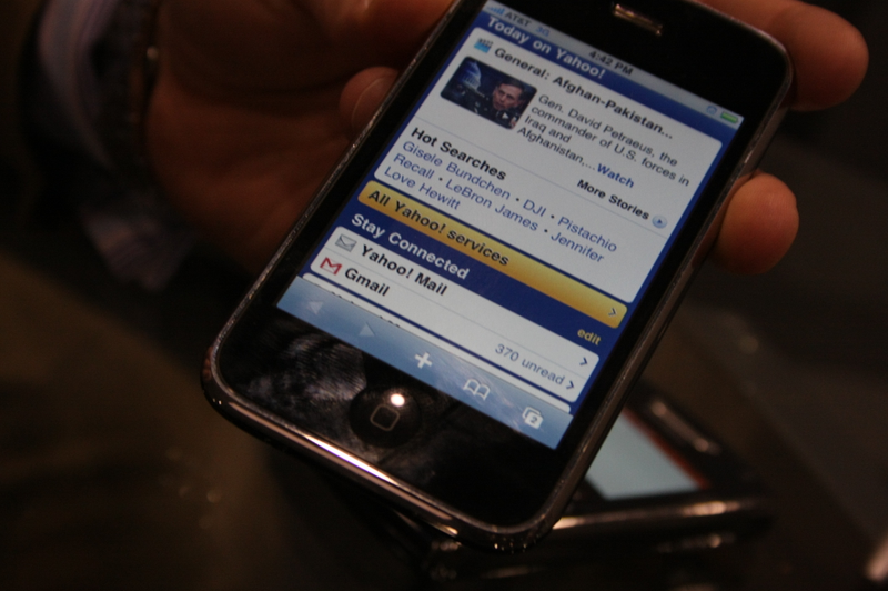 Illustration for article titled New WinMo and iPhone Apps Give You Palm Pre-Like Social Media Synergy